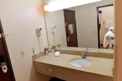 Red Roof Inn & Suites Lincoln - image 10