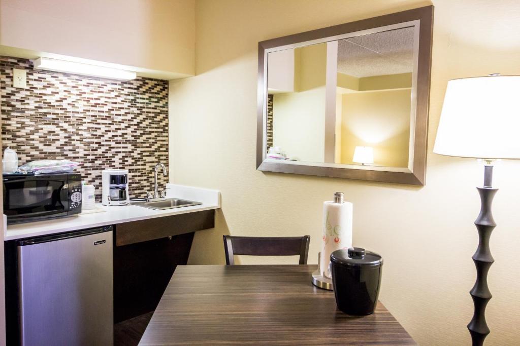 Holiday Inn Express Hotel & Suites Austin Airport an IHG Hotel - image 2