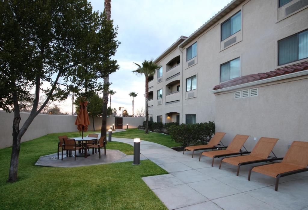 Courtyard by Marriott Palmdale - image 2