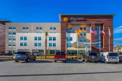 La Quinta Inn & Suites by Wyndham Galveston - image 1