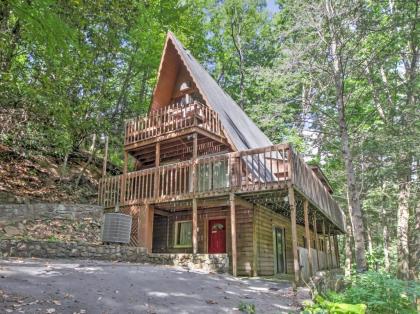 A-Frame Gatlinburg Home with Hot Tub 2 Mi to Parkway