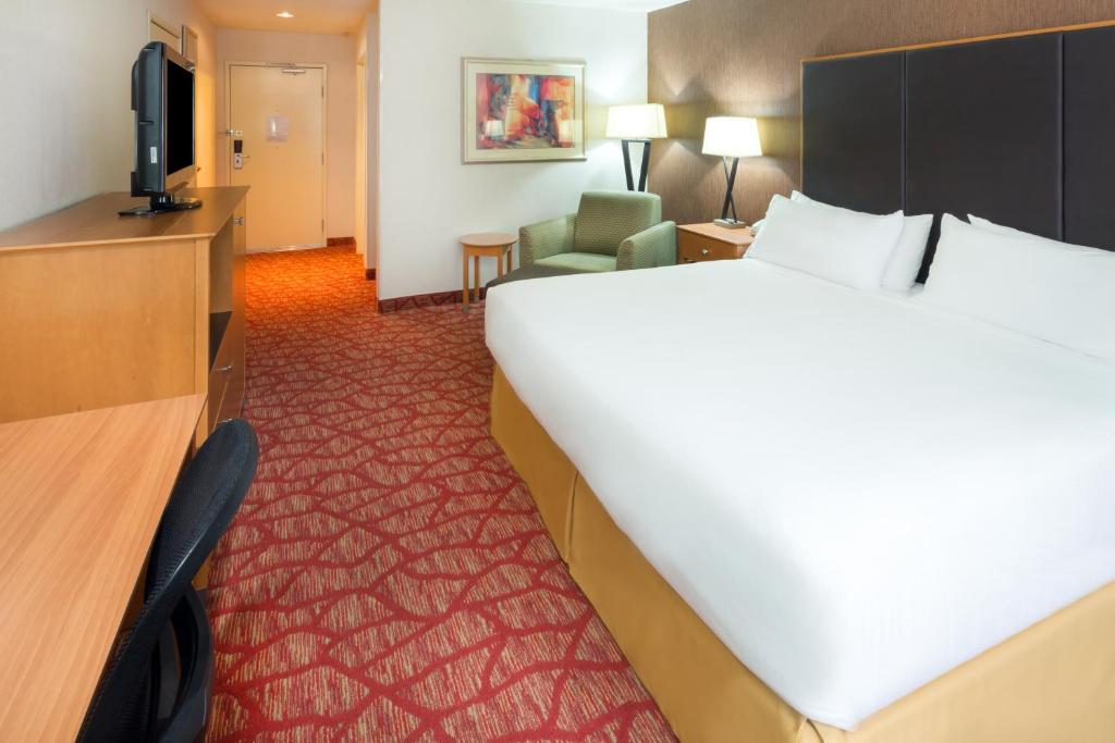 Holiday Inn Express Grants Pass an IHG Hotel - image 7