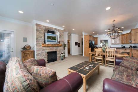A Lakeside Mountain Condo - 3 Bedrooms near Pineview Reservoir LS 28 - image 4