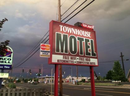 Townhouse Inn & Suites - image 3