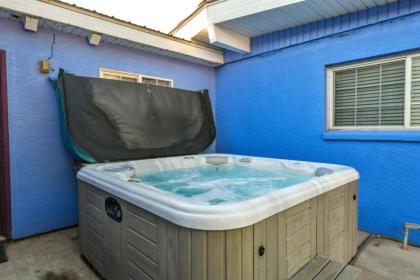 Inn 4   Downtown 1 bedroom unit sleeps 6 with shared hot tub moab Utah