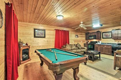 Hidden Hideaway Cabin with Deck and Pool table