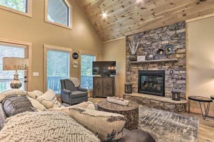 Sevierville Cabin with Private Deck and Hot tub